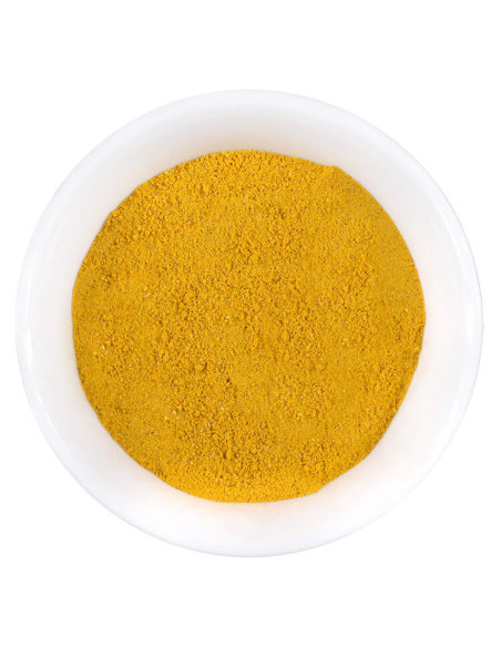 Leuchtend gelbes Currypulver in weißer Schale.