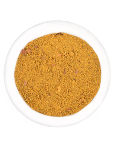 Bräunlich-gelbe Gewürzmischung mit feinen und groben Partikeln in weißer Schale.