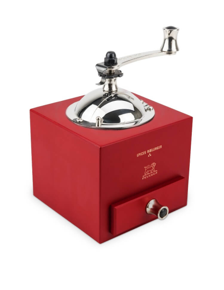 Manuelle Gewürzmühle in Rot mit Metallkurbel und Schublade zum Auffangen des Mahlguts.