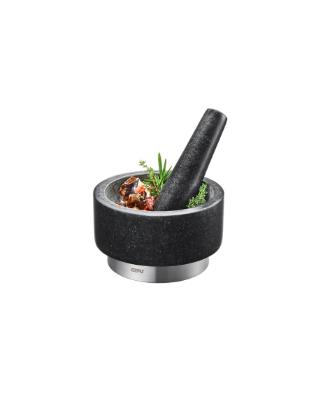 Ein runder schwarzer Mörser mit silbernem Fuß ist gefüllt mit Kräutern und Gewürzen.