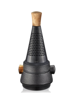 Eine kegelförmige schwarze Reibe mit Holzgriff steht aufrecht auf ihrer runden Auffangschale.