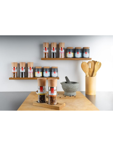 Im Hintergrund mehrere Mühlen und Töpfchen auf Wandregalen in einer modernen Küche.