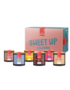 Box mit der Aufschrift „Sweet Up Gewürzbox“, davor sieben farbenfrohe Keramiktöpfchen mit unterschiedlichen Etiketten.