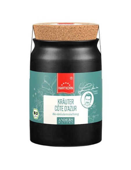 Schwarzes Keramiktöpfchen mit Korkdeckel. Türkises Etikett mit rotem Band: Kräuter Cote d´Azur‘. BIO-Siegel deutlich sichtbar. Schwarzes Keramiktöpfchen mit Korkdeckel. Türkises Etikett mit rotem Band: Kräuter Cote d´Azur‘. BIO-Siegel deutlich sichtbar.