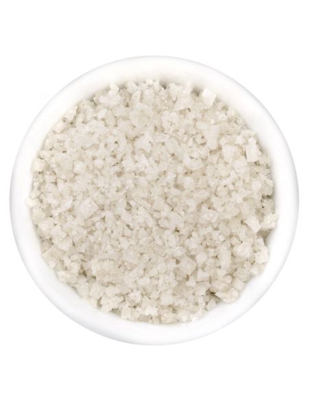 Weißes Salz in einer runden weißen Schale, Draufsicht – Gewürz der Sorte 'Fleur de Sel a la Guerande'.