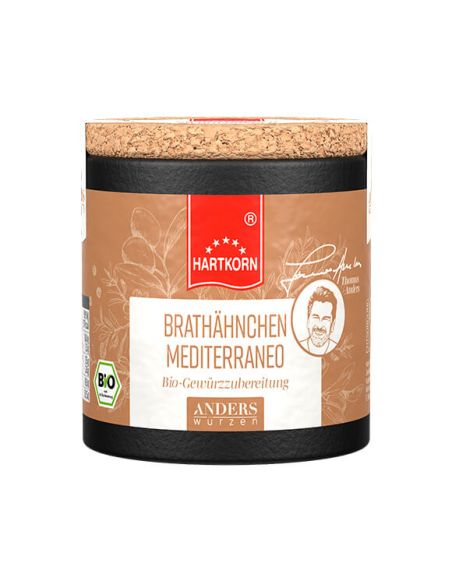 Schwarze Pappdose mit Korkdeckel, Etikett in Blau mit rotem Band: 'Hartkorn Brathähnchen Mediterraneo', BIO-Siegel sichtbar. Schwarze Pappdose mit Korkdeckel, Etikett in Blau mit rotem Band: 'Hartkorn Brathähnchen Mediterraneo', BIO-Siegel sichtbar.