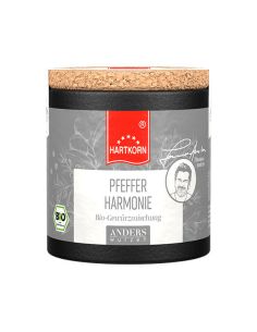 Schwarze Pappdose mit Korkdeckel, Etikett in Grau mit rotem Band: 'Hartkorn Pfeffer Harmonie', BIO-Siegel sichtbar.