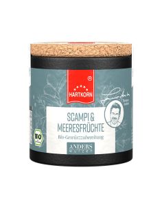 Schwarze Pappdose mit Korkdeckel, Etikett in Blau mit rotem Band: 'Hartkorn BioScampi & Meeresfrüchte', BIO-Siegel sichtbar.“