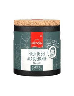 Schwarze Pappdose mit Korkdeckel, Etikett in Blau mit rotem Band: 'Fleur de Sel a la Guerande Salz', BIO-Siegel sichtbar.