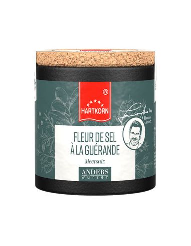 Schwarze Pappdose mit Korkdeckel, Etikett in Blau mit rotem Band: 'Fleur de Sel a la Guerande Salz', BIO-Siegel sichtbar.