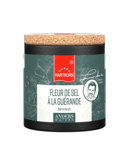 Schwarze Pappdose mit Korkdeckel, Etikett in Blau mit rotem Band: 'Fleur de Sel a la Guerande Salz', BIO-Siegel sichtbar.