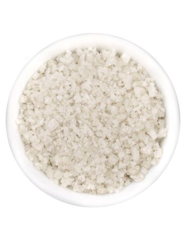 Weißes Salz in einer runden weißen Schale, Draufsicht – Gewürz der Sorte 'Fleur de Sel a la Guerande'.