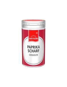 Rote Gewürzdose mit silbernem Deckel und weißem Etikett, darauf steht „Paprika scharf gemahlen“