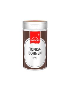 Eine Gewürzstreuer mit silbernem Deckel und rotem Etikett mit der Aufschrift „Hartkorn – Tonkabohnen ganz“.