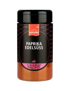 Ein schwarzes Gewürzglas mit rosa-schwarzem Etikett und der Aufschrift „Paprika Edelsüß“.