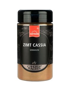 Gewürzdose mit schwarzem Deckel: Oben schwarz mit goldenen Ornamenten. In der Mitte steht: 'Hartkorn Zimt Cassia– Chef Sache'.