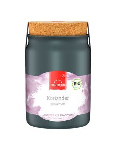 Keramiktöpfchen mit rotem Etikett und der Aufschrift „Koriander gemahlen“.