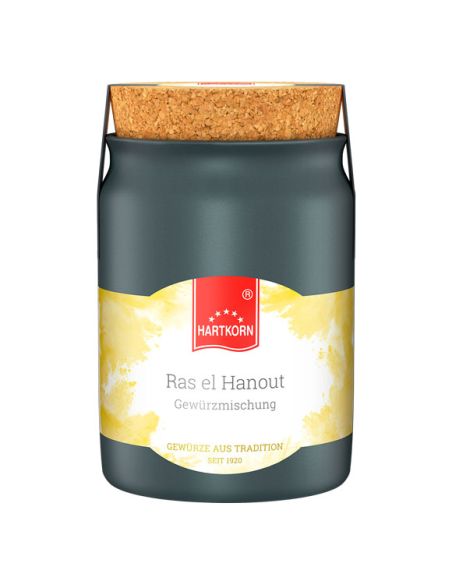 Schwarzes Keramiktöpfchen mit gelbem Etikett und der Aufschrift „Ras el Hanout“