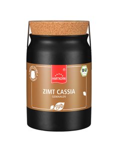 Schwarze Keramiktöpfchen mit der Aufschrift „ZIMT CASSIA gemahlen“