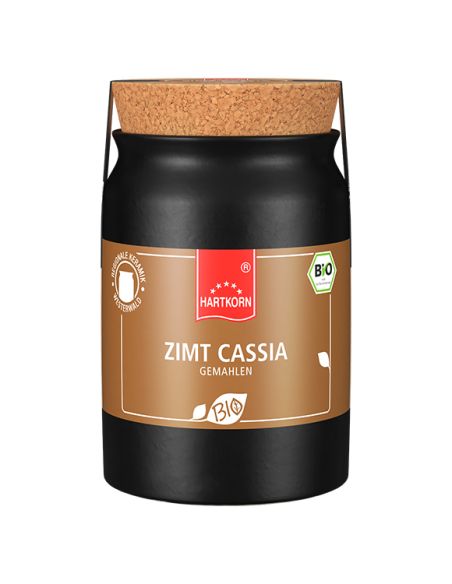 Schwarze Keramiktöpfchen mit der Aufschrift „ZIMT CASSIA gemahlen“ Schwarze Keramiktöpfchen mit der Aufschrift „ZIMT CASSIA gemahlen“