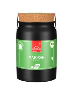 Schwarzes Keramiktöpfchen mit grünem Etikett, Korkdeckel und der Aufschrift „Majoran gerebelt“.