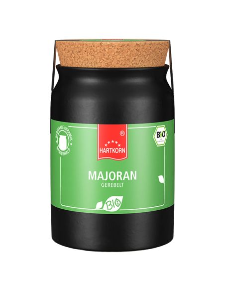 Schwarzes Keramiktöpfchen mit grünem Etikett, Korkdeckel und der Aufschrift „Majoran gerebelt“.