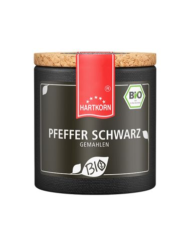 Schwarze Pappdose mit Korkdeckel und rotem Etikett, Aufschrift „Pfeffer schwarz“.