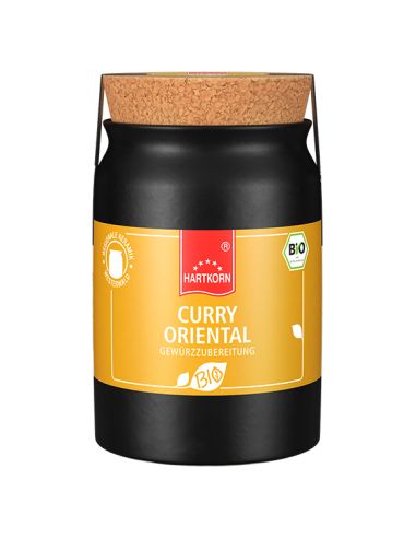 Gelb-orangefarbene Keramikdose mit Korkdeckel, Aufschrift: „CURRY ORIENTAL“ und Bio-Siegel.