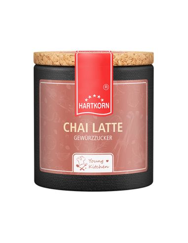 Rosa-beige Pappdose mit Korkdeckel und rotem Etikett, Aufschrift „Chai Latte“.