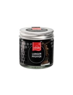 Langer Pfeffer im Glas mit Schraubdeckel, gefüllt mit langen, braunen Pfefferkörnern. Schwarzes Etikett mit weißer Aufschrift