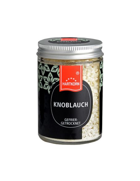 Glas mit Hartkorn-Logo, gefriergetrocknetem Knoblauch in kleinen weißen Stücken und silbernem Schraubdeckel
