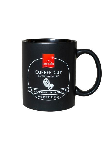 Schwarze Tasse mit weißem Aufdruck „COOKS CUP“ und einem kleinen Koch-Icon. Robuster Henkelbecher.