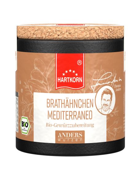 Eine Pappdose mit Korkdeckel und braunem Etikett mit der Aufschrift „Brathähnchen Mediterrano“. Eine Pappdose mit Korkdeckel und braunem Etikett mit der Aufschrift „Brathähnchen Mediterrano“.