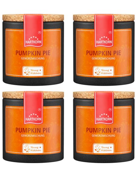 Vier schwarze Pappdosen mit orangefarbenem Etikett mit der Aufschrift „PUMPKIN PIE“