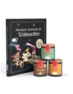 Ein Geschenkset mit drei bunten Gewürzdosen und einem weihnachtlichen Backbuch, dekoriert im festlichen Stil.