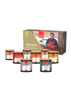 Achteiliges Gewürzset bestehend aus acht Gewürzen, präsentiert vor einer Gewürzbox mit dem Bild von Thomas Anders.