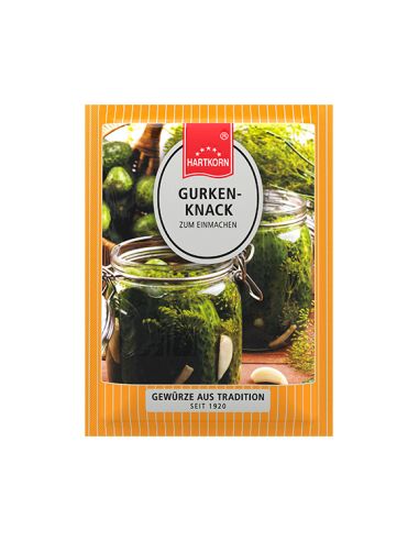 Ein orangefarbener Flachbeutel mit der Aufschrift „Gurken-Knack“ vor gefüllten Einmachgläsern mit Dill und Gurken.
