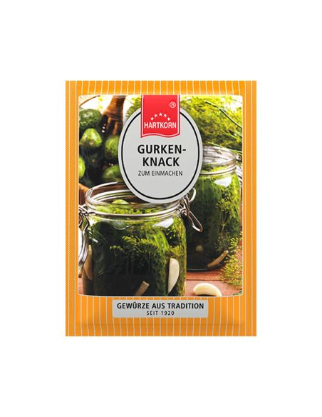 Ein orangefarbener Flachbeutel mit der Aufschrift „Gurken-Knack“ vor gefüllten Einmachgläsern mit Dill und Gurken.