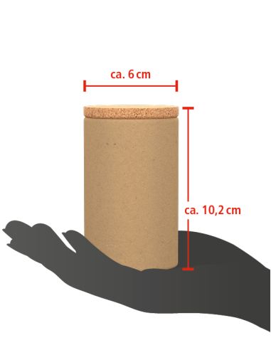 Dose mit Korkdeckel, ca. 10,2 cm hoch und 6 cm breit, auf einer Hand zur Größenanzeige.