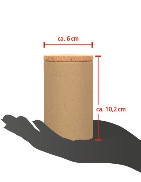 Dose mit Korkdeckel, ca. 10,2 cm hoch und 6 cm breit, auf einer Hand zur Größenanzeige.