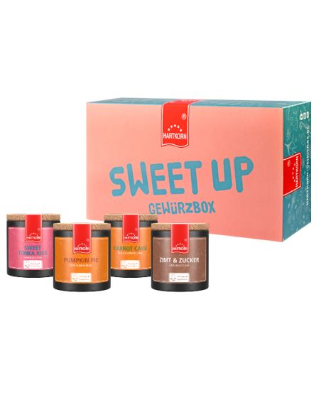 Box mit der Aufschrift „Sweet Up Gewürzbox“, davor sieben farbenfrohe Pappdosen mit unterschiedlichen Etiketten.