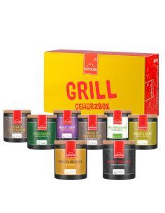 Gelbe Geschenkbox mit rotem Rand und roter Aufschrift „GRILL GEWÜRZE“. Davor acht Pappdosen in verschiedenen Sorten.