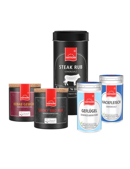 Verschiedene Gewürzdosen – sowohl aus Pappe als auch Metall – stehen in Gruppenansicht nebeneinander. Verschiedene Gewürzdosen – sowohl aus Pappe als auch Metall – stehen in Gruppenansicht nebeneinander.