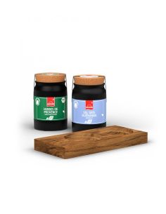 Zwei Keramiktöpfchen mit Servierbrett, jeweils mit Korkdeckel. Darstellung "Herbes de Provence - Kräutermischung"