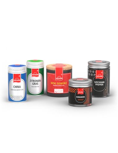 Fünf unterschiedliche Gewürze– in verschiedenen Verpackungsarten – stehen nebeneinander.