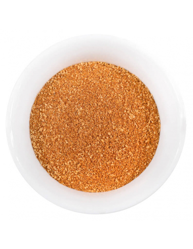 Weiße Schale, gefüllt mit fein gemahlenem, gleichmäßigem Gewürzpulver in kräftigem Orangebraun.