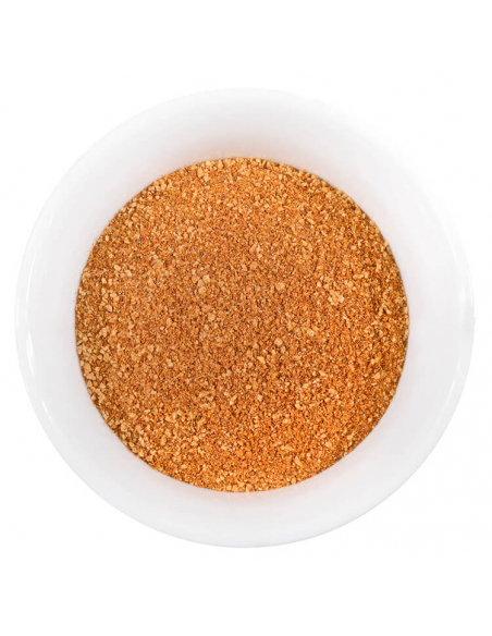 Weiße Schale, gefüllt mit fein gemahlenem, gleichmäßigem Gewürzpulver in kräftigem Orangebraun.