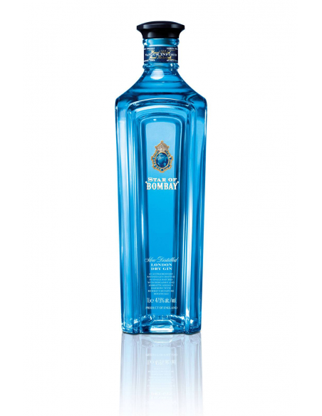 Blaue Flasche Bombay Gin Star of Bombay auf weißem Hintergrund.