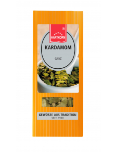 Flachbeutel mit der Aufschrift „KARDAMOM Ganz“, dahinter grüne Kardamomkapseln in einer weißen Schale