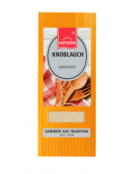 Flachbeutel mit der Aufschrift „KNOBLAUCH Granuliert“, dahinter ein Löffelset auf rot-weiß kariertem Tuch Flachbeutel mit der Aufschrift „KNOBLAUCH Granuliert“, dahinter ein Löffelset auf rot-weiß kariertem Tuch
